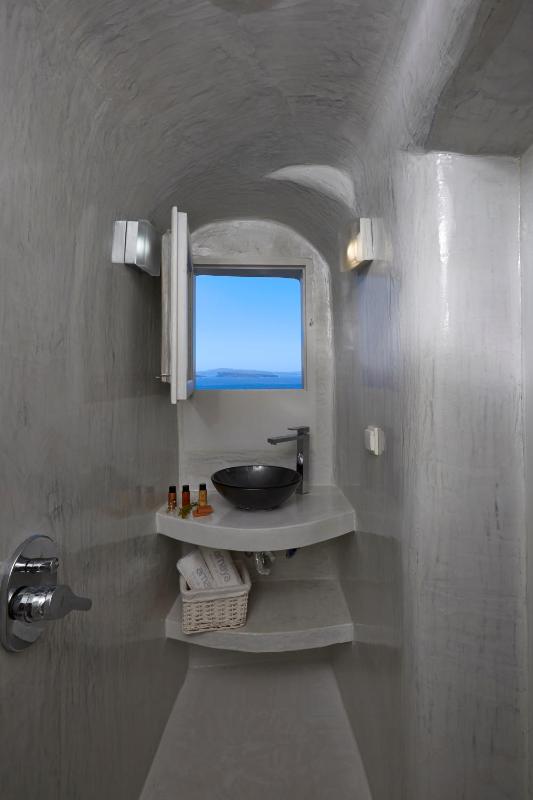 Amaya Horizon Villa with Caldera View & Outdoor Hot Tub image 3