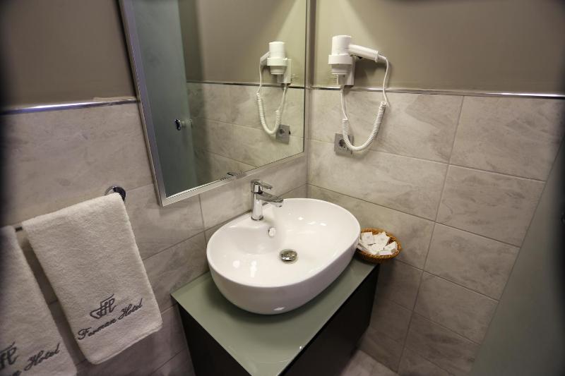 Deluxe Twin Room image 3