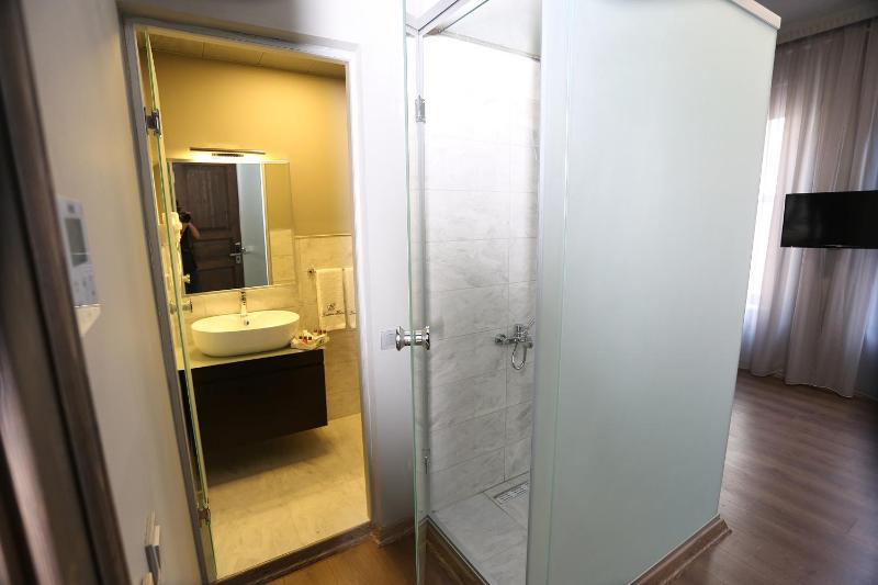 Deluxe Triple Room image 2