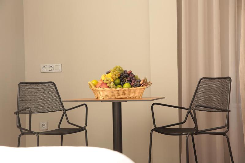 Deluxe Triple Room image 4