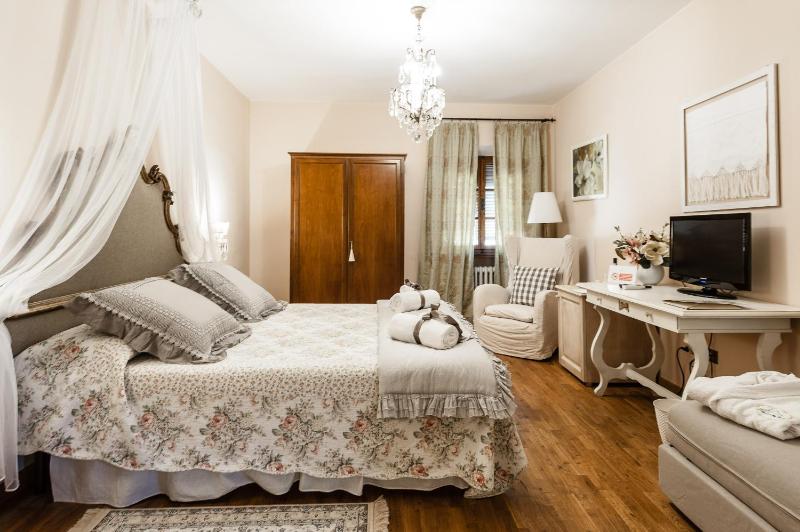 Deluxe Double Room image 4