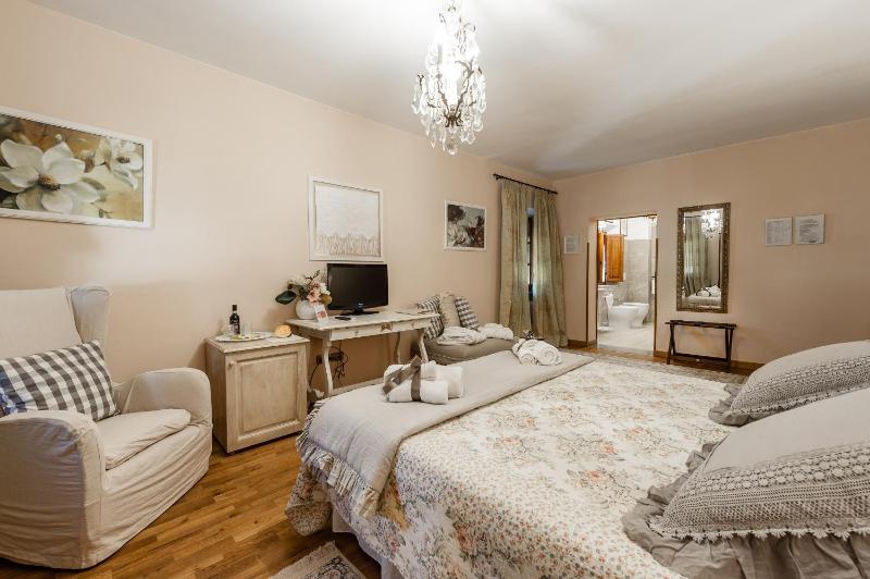 Deluxe Double Room image 3