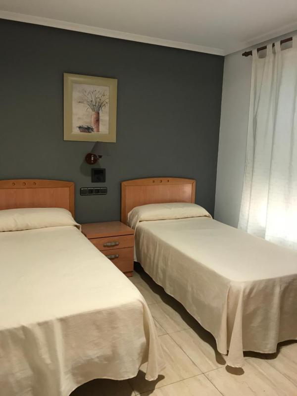 Twin Room image 3