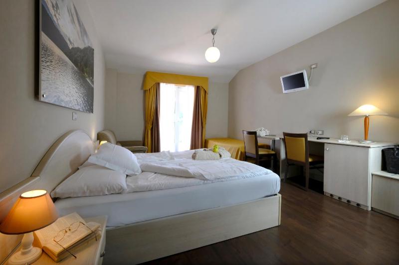 Standard Room image 4