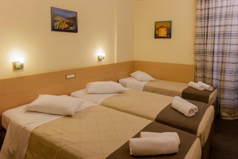 Twin room with extra bed and view to the Acropolis image 4