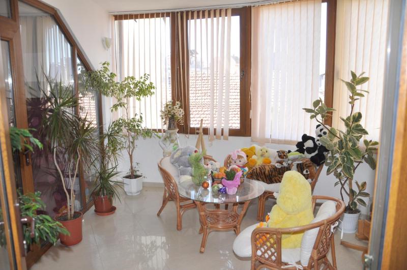Luxury One-Bedroom Apartment image 2