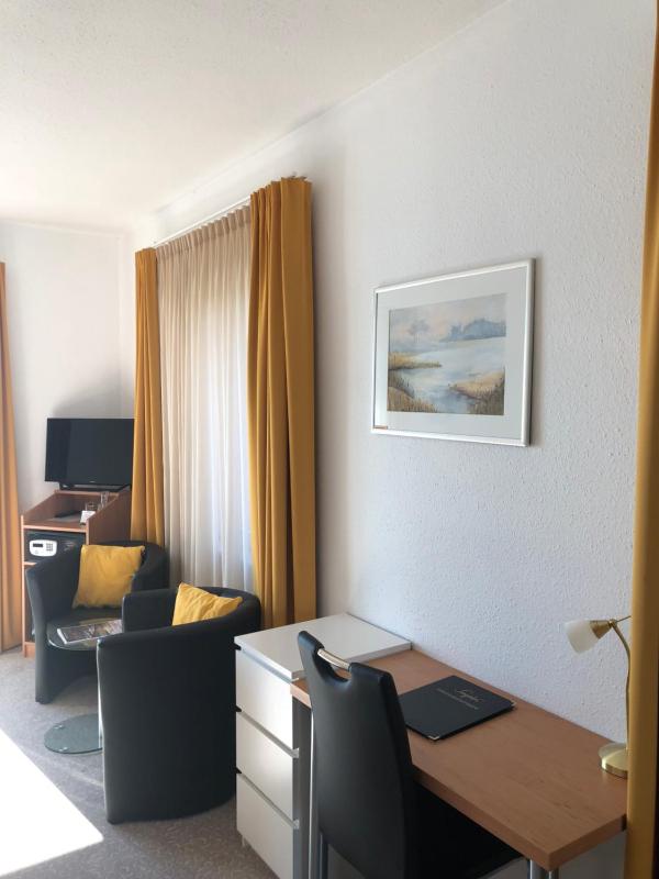 Double Room with Balcony and Lake View image 4