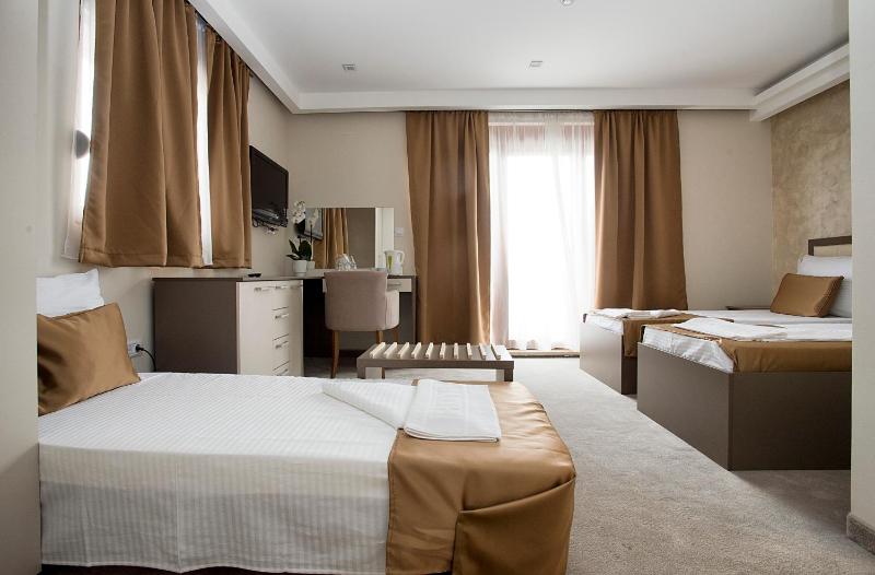 Deluxe Triple Room image 3