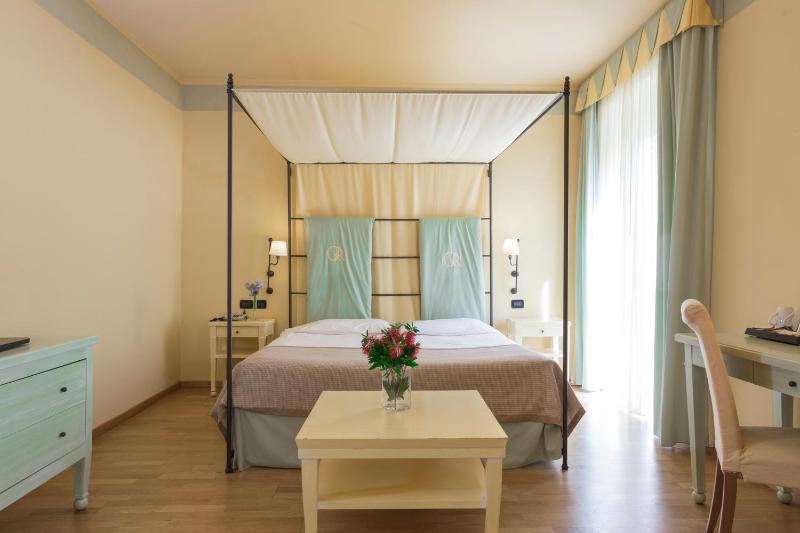 Superior Quadruple Room image 4