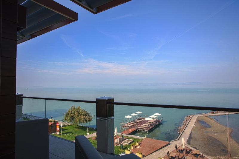 Deluxe Double Room with Balcony and Spectacular Lake View image 3