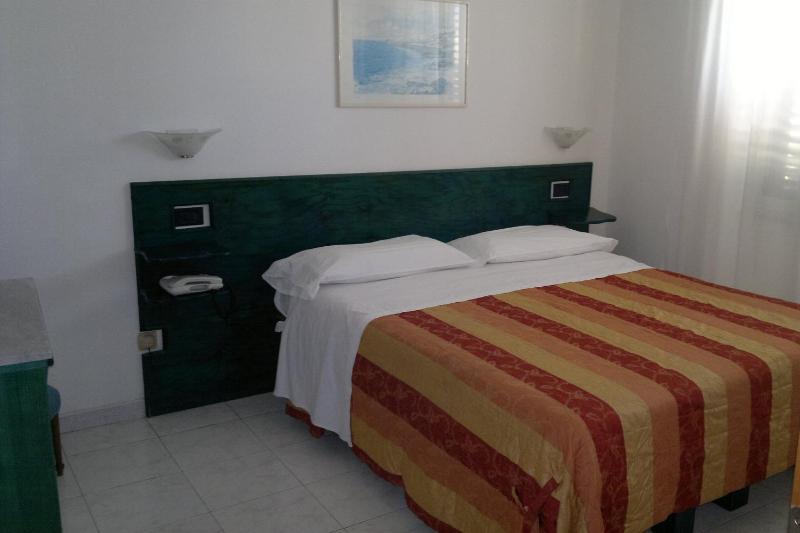 Economy Double Room image 4