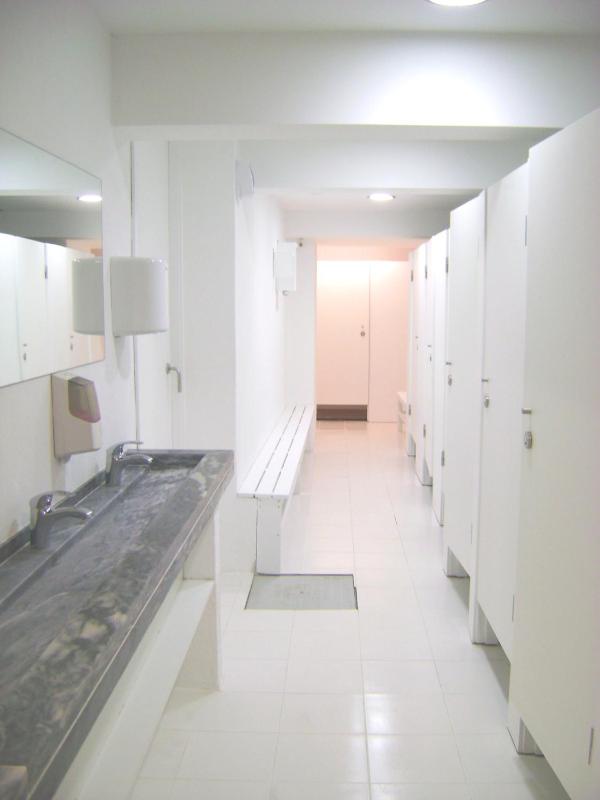 Bed in 6-Bed Dormitory Room with Shared Bathroom image 3
