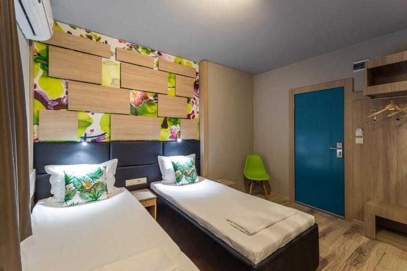 Standard Twin Room image 1