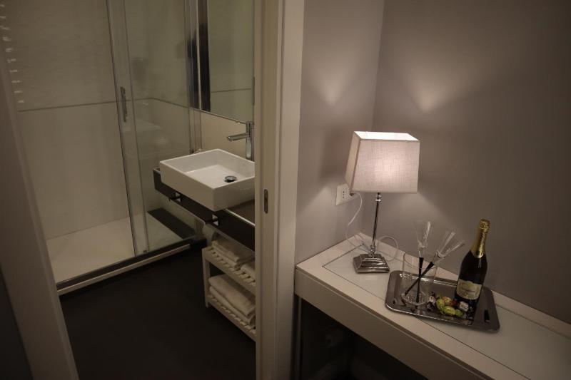 Deluxe Double or Twin Room image 2