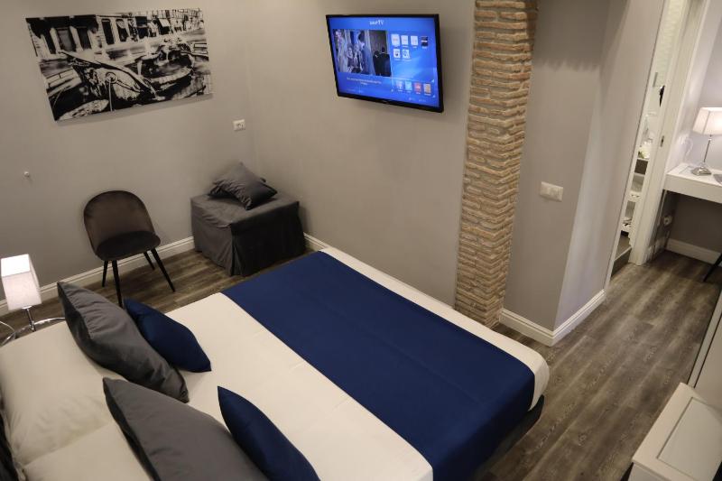 Deluxe Double or Twin Room image 3