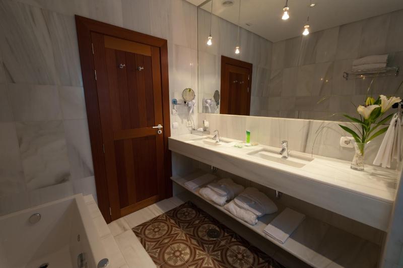 Deluxe Room image 3