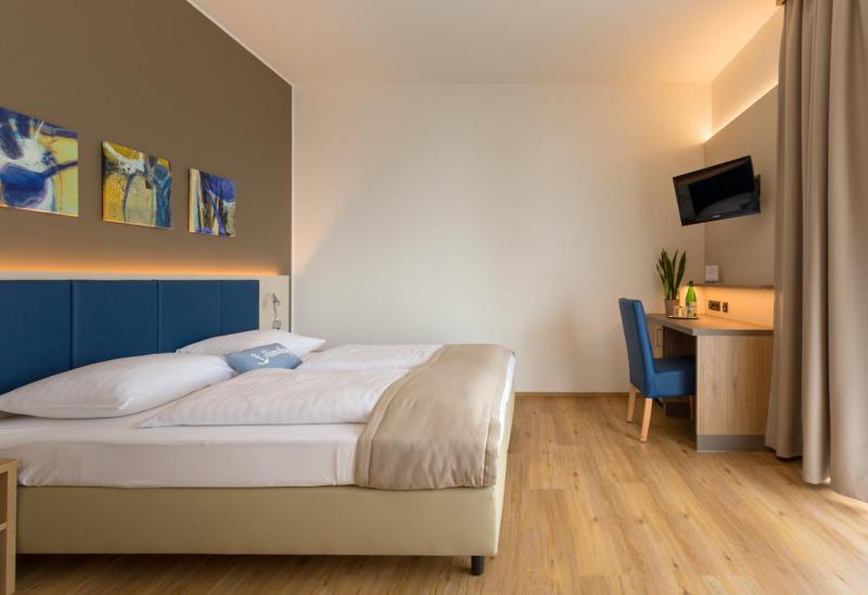 Deluxe Double Room with Balcony image 3