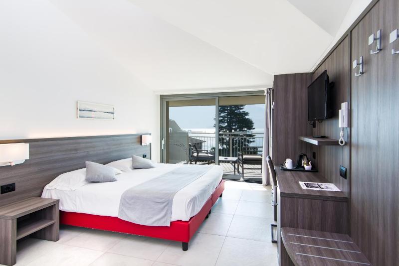 Double or Twin Room with Front Lake View image 4