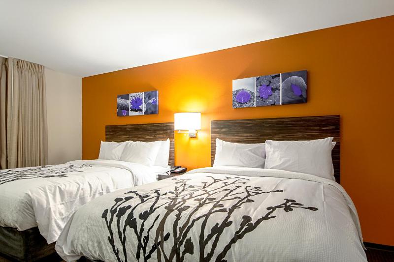 Queen Room with Two Queen Beds - Non-Smoking image 4