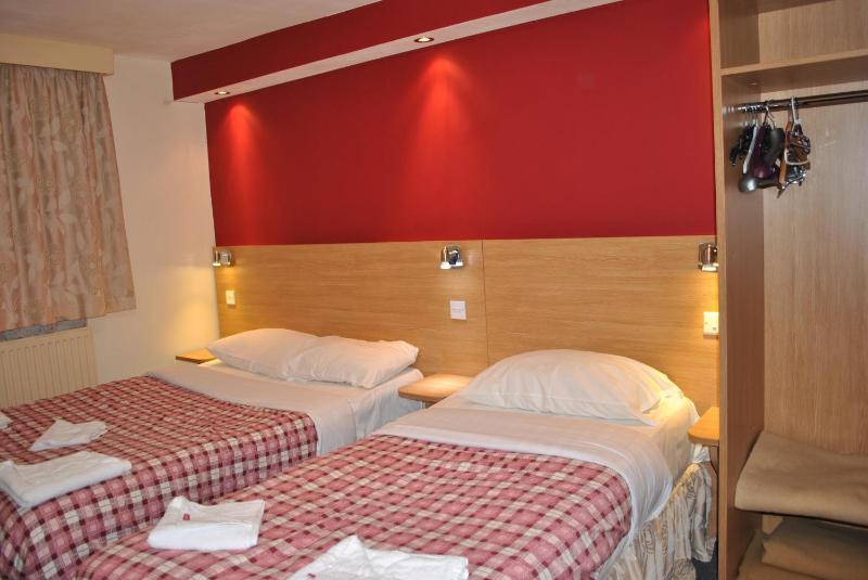 Twin Room with private Toilet and Shower image 4