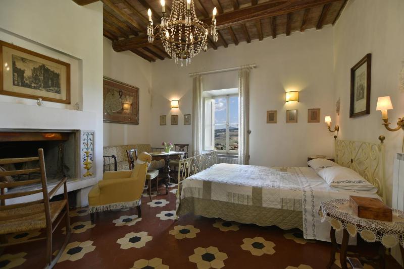 One-Bedroom Suite with Sofa Bed image 1