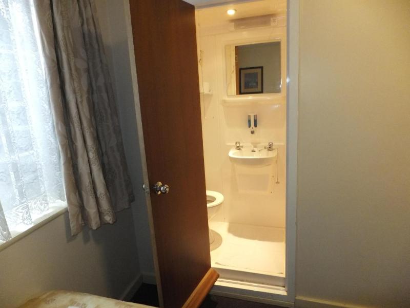 Triple Room with private toilet and shower image 2