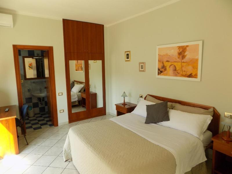 Double Room image 2