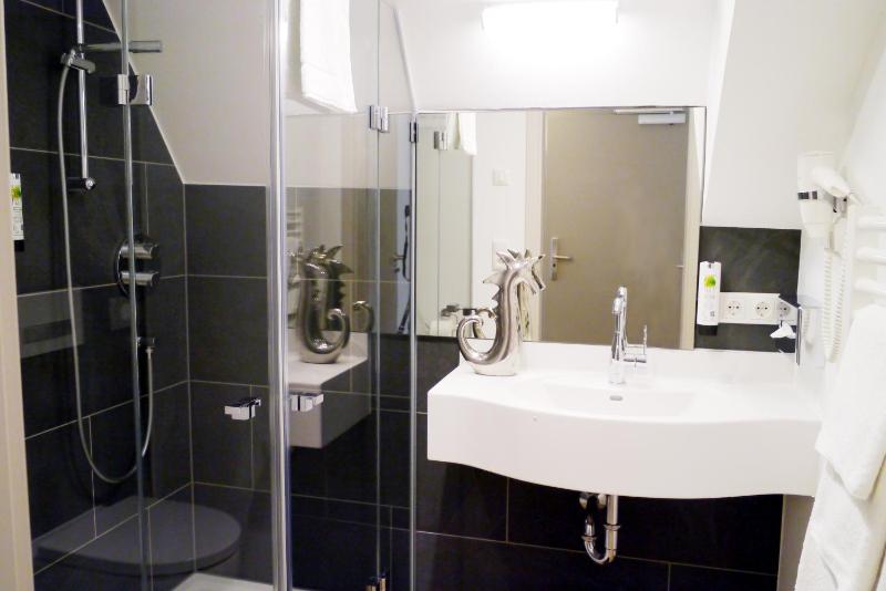 Double Room with Balcony image 4