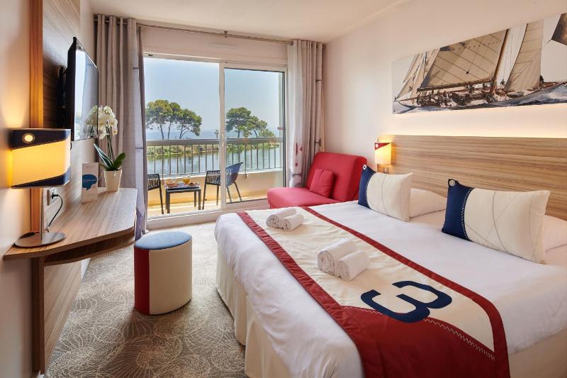 Triple Room with Sea View image 3