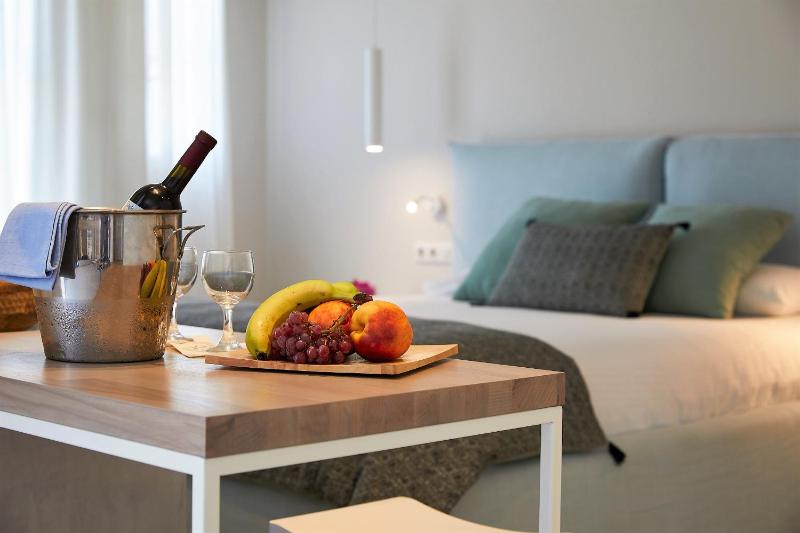 Junior Suite with Garden View image 3