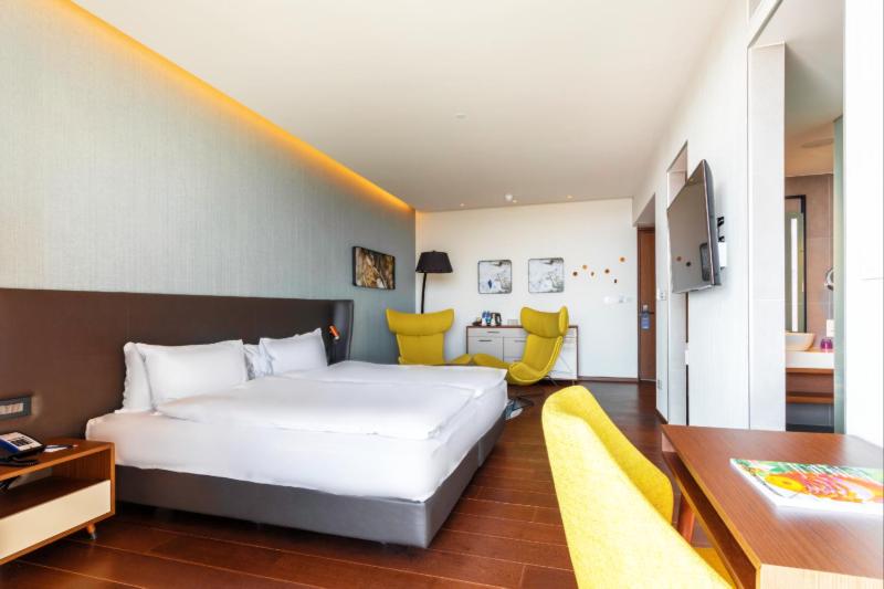 Superior Room with City View image 1