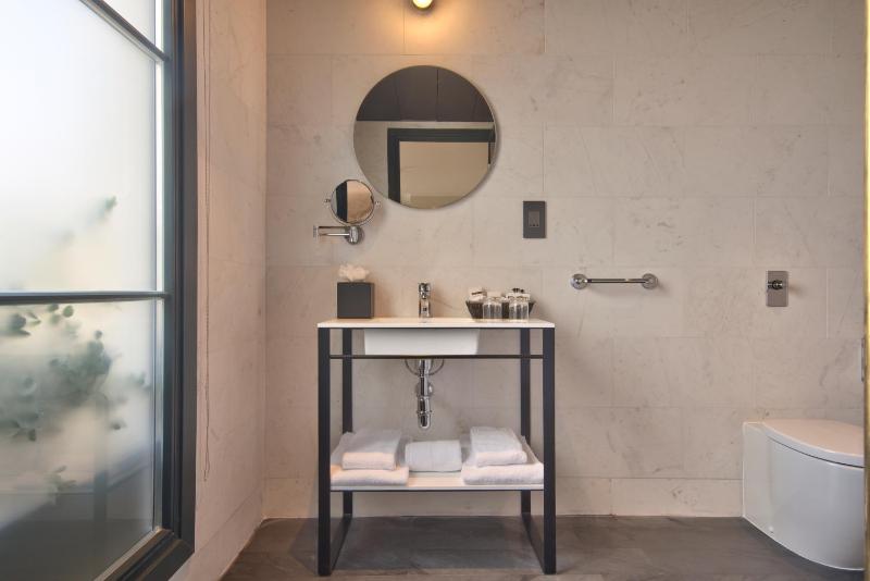 Junior Suite with Balcony image 3