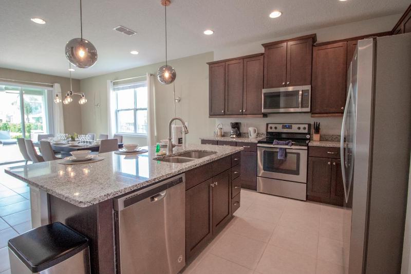 Eight-Bedroom House image 3