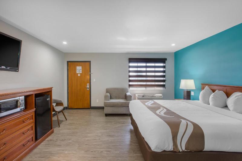 Deluxe Larger Room, 1 King Bed, Non Smoking image 3