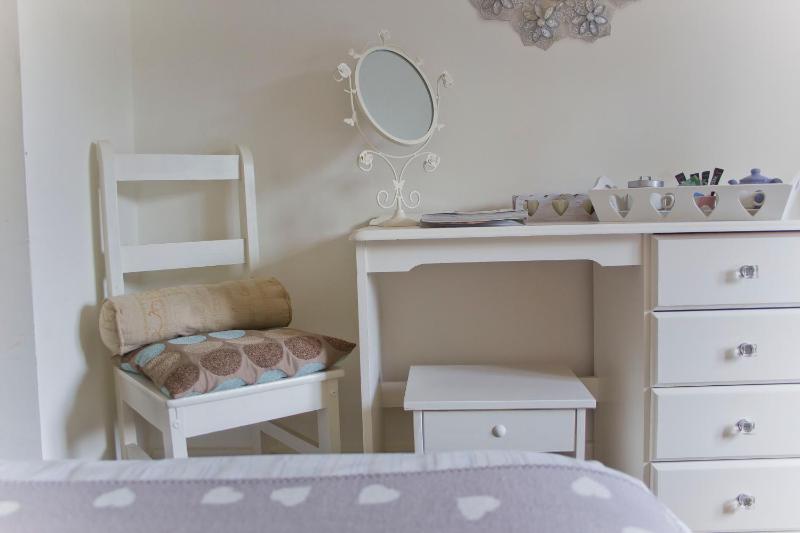 Twin Room image 3