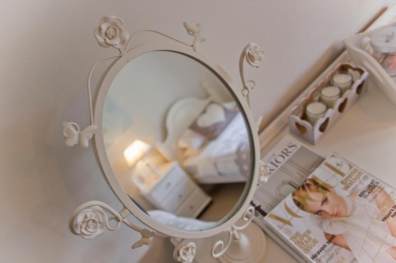 Twin Room image 4