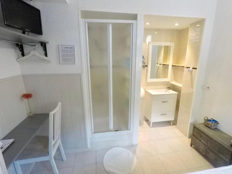 Single Room with Private External Toilet image 2