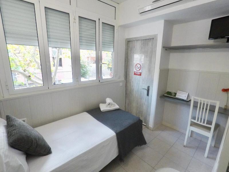 Single Room with Private External Toilet image 3