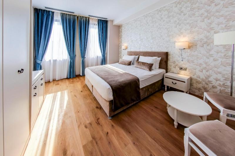 Deluxe Double Room image 4