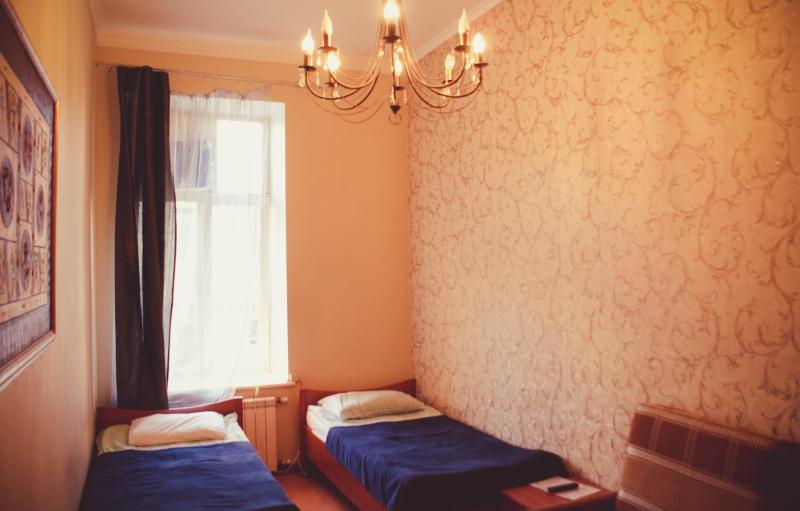 Economy Triple Room with Shared Bathroom image 2