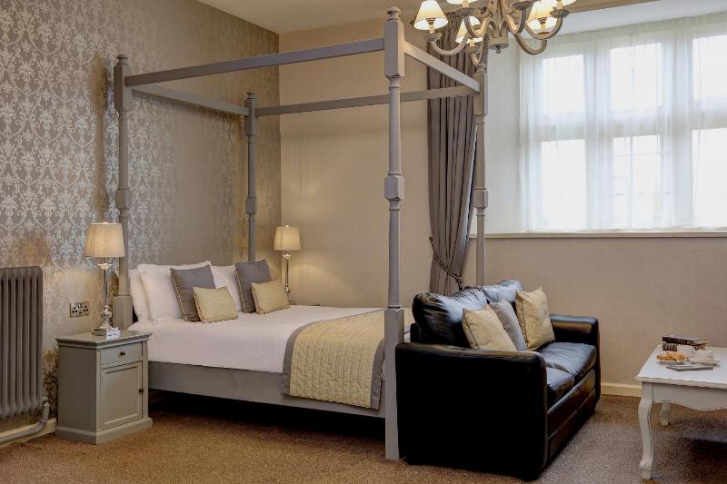Superior Double Room with Four Poster Bed image 4