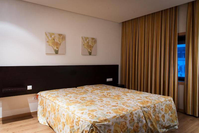 Twin Room image 2
