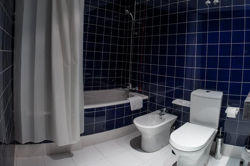 Twin Room image 4