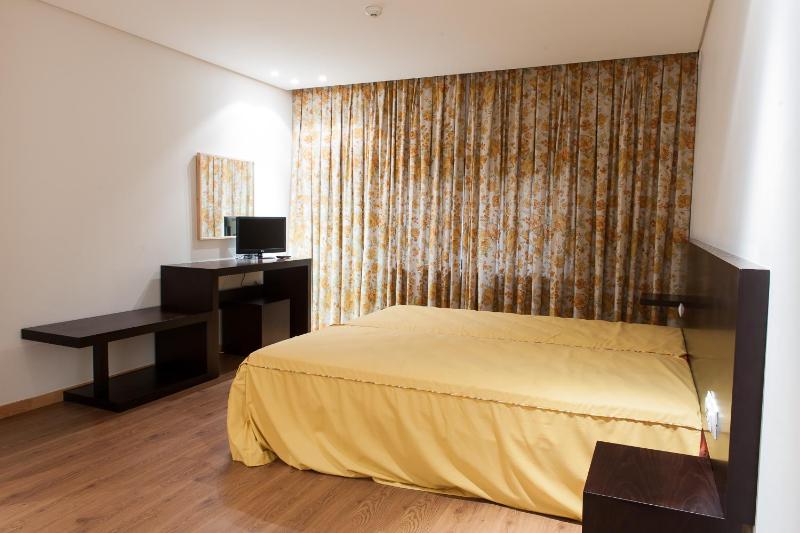 Twin Room image 3