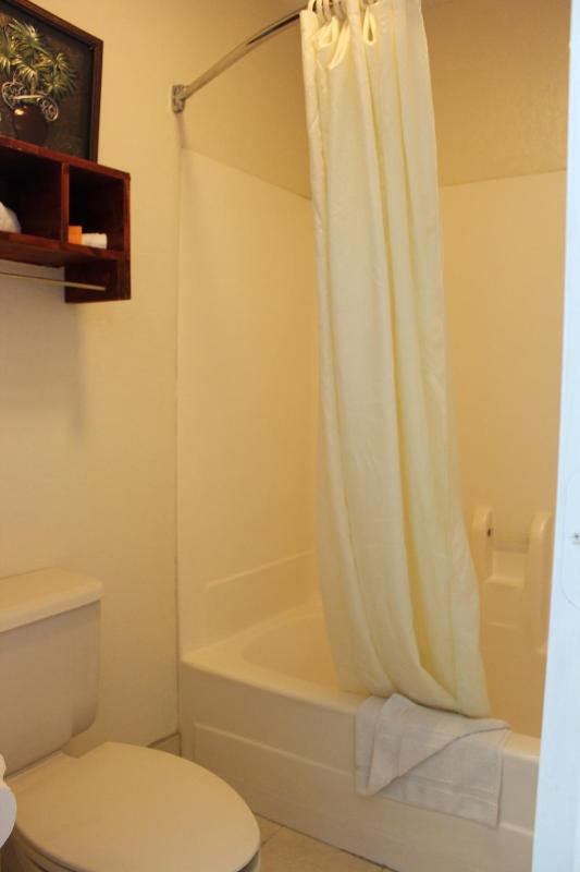 Queen Room with Two Queen Beds - Non-Smoking image 2