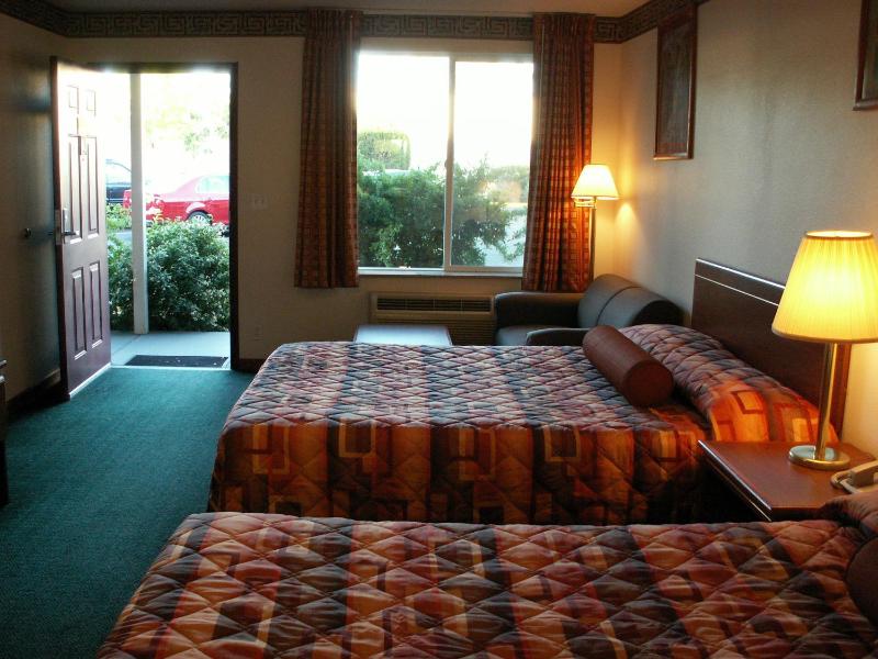 Queen Room with Two Queen Beds image 2