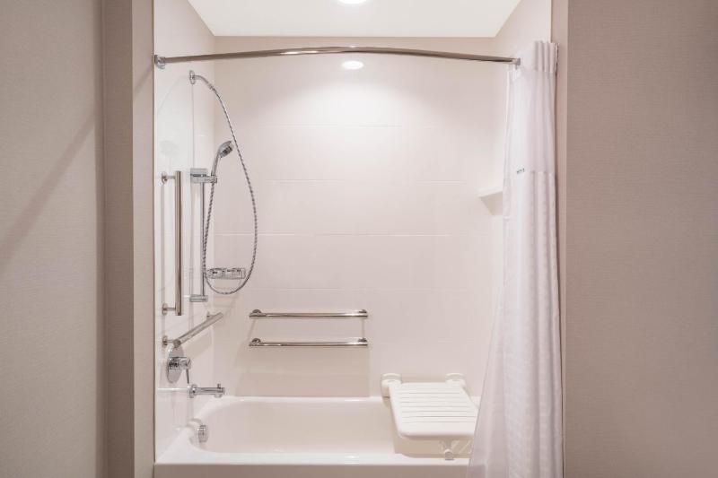 King Room with Bath Tub - Mobility and Hearing Access image 3