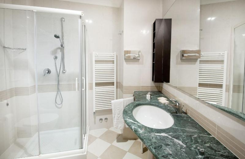 Classic Double or Twin Room image 4