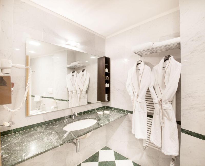 Junior Suite (2 Adults) image 4
