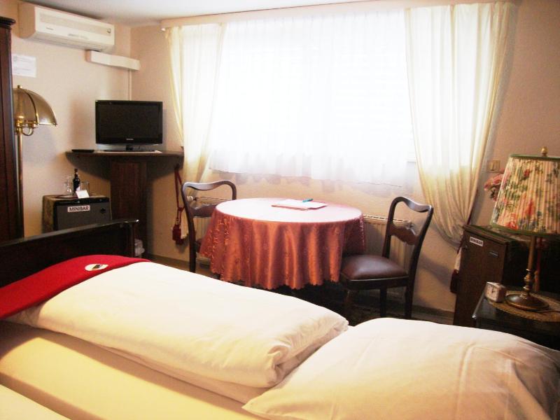 Economy Double Room - Souterrain image 4